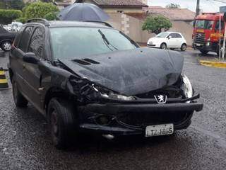 Peugeot ficou com a lateral da frente destruída  (Foto: Izabela Sanchez) 