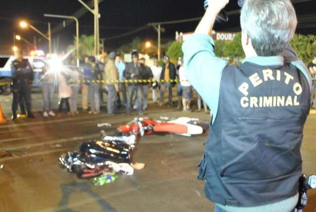 Motociclista bate em carro de passeio e morre perto do Est&aacute;dio Dourad&atilde;o 