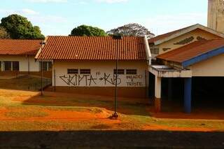 Todo o prédio da escola foi alvo de pichações (Foto: Fernando Antunes)
