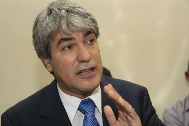 Constrangido, PT faz mais uma reuni&atilde;o sobre &ldquo;d&eacute;ficit de decis&atilde;o&rdquo; de Bernal