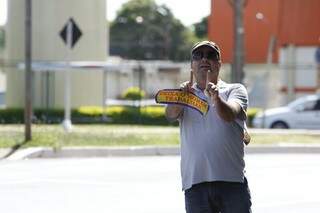 Durante abordagem, eles fazem o número 11, marca do prefeito durante a campanha (Foto: Cleber Gellio
