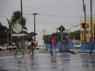 Chove na região do bairro Universitário nesta tarde na Capital (Foto: Paulo Francis)