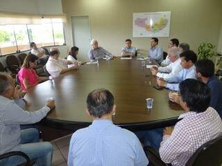 Comerciantes de Dourados reunidos com o prefeito e com secretários municipais (Foto: Divulgação/Aced)