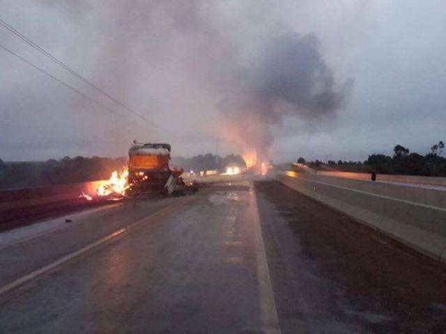 Motorista morre carbonizado em colis&atilde;o entre carretas na BR-163