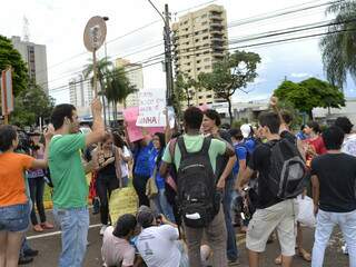 Manifestantes pedem melhorias no transporte público. (Foto: Francisco Júnior)