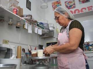 Os doces são encomendados pelos clientes e preparado por Vanessa (Foto: Marina Pacheco)