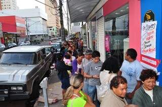 Consumidores na fila, que começou três dias atrás, para liquidação. (Foto: Luciano Muta)