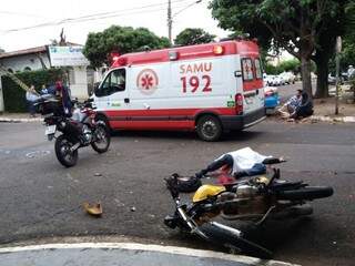 O motociclista Gerson morreu no local (Foto: Kleber Clajus) 