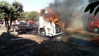 Caminhão ficou totalmente destruído por incêndio (Foto: Renato Azevedo/Jornal O Vigilante MS)