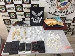 Papelotes de cocaína e aparelhos celulares foram encontrados com o trio (Foto: Denar/Divulgação)