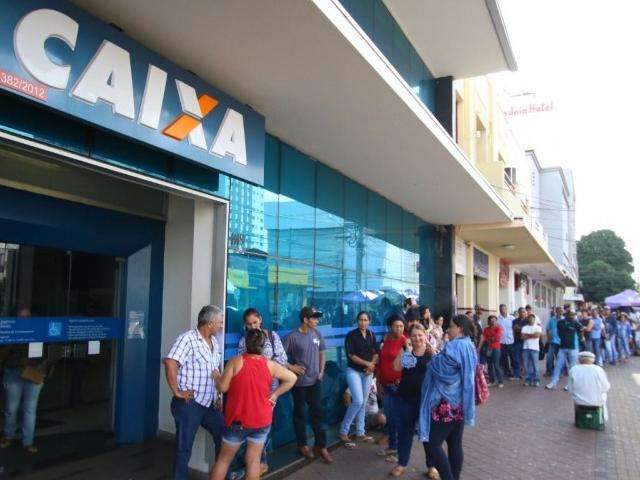 Trabalhadores amanhecem em ag&ecirc;ncia da Caixa para sacar FGTS 