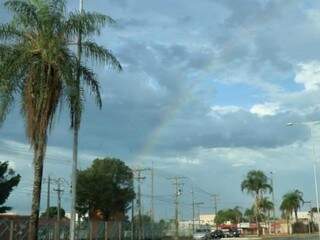 Arco-íris na manhã de sábado (3) em Campo Grande (Foto: Henrique Kawaminami)