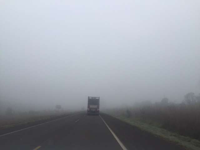 Nevoeiro encobre ve&iacute;culos e diminui visibilidade nesta manh&atilde; em rodovia 