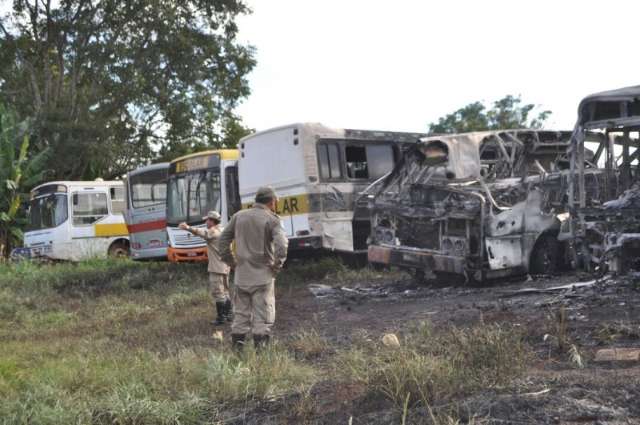Fogo em lixo se alastra e chamas destroem tr&ecirc;s &ocirc;nibus no Cabre&uacute;va