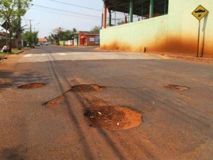 Cheia de buracos, rua da Vila Sobrinho será recapeada por R$ 1,2 milhão