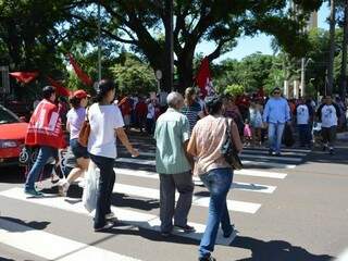 Populares passavam pelo local da manifestação em prol do ex-presidente Luiz Inácio Lula da Silva (Foto Fernanda Yafusso)
