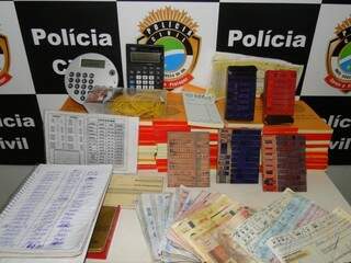 Materiais encontrados nas casas do pai do autor foram apreendidos pela Polícia Civil (Foto: Divulgação)
