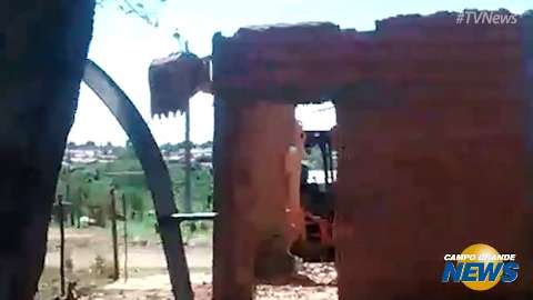 Sem aviso prévio, casas construídas em área invadida são demolidas no Canguru