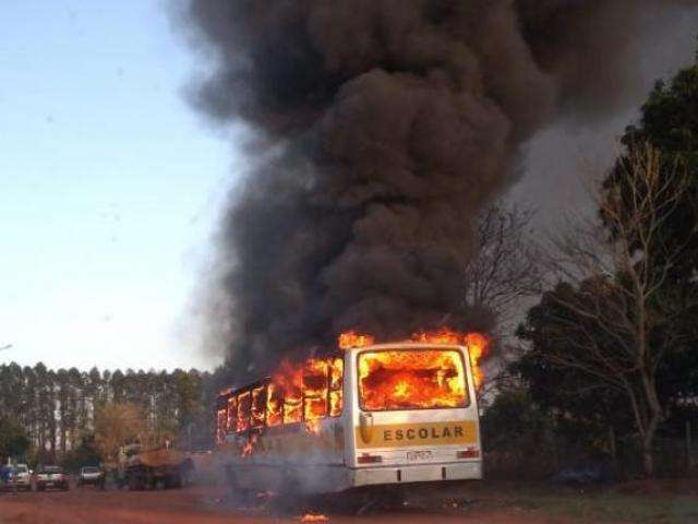 Inc&ecirc;ndio em painel de controle destr&oacute;i &ocirc;nibus de transporte escolar 