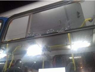 Vidro de janela de ônibus foi quebrado por pedra atirada por vândalos (Foto: Direto das Ruas) 