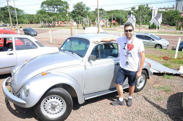  Legi&atilde;o de Fuscas invade avenida para celebrar dia do &lsquo;queridinho&rsquo; do Brasil