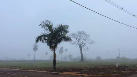 Após madrugada fria e chuva, cidade “acorda” coberta por neblina