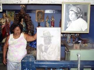Natalícia mostra o altar que tinha uma foto de Cacilda em destaque, em 2007. (Foto: Silvio Andrade)