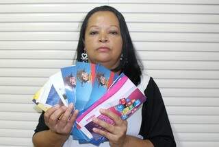 Mãe de 4 filhos, Antônia dos Santos atualmente está com oito prestações e dois cartões de crédito em atraso. (Foto: Divulgação)