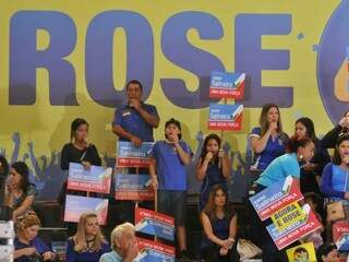 Com cartazes e apitos, correligionários gritam apoio à Rose (Foto: Alcides Neto)
