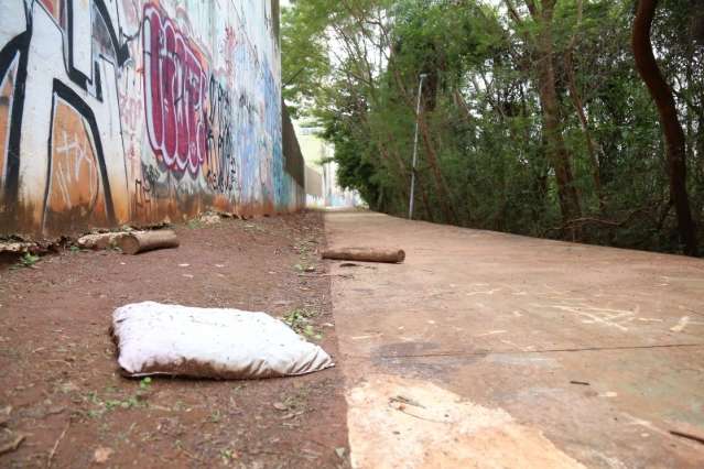 Dupla tenta assaltar PM em frente a shopping e um ladr&atilde;o &eacute; baleado