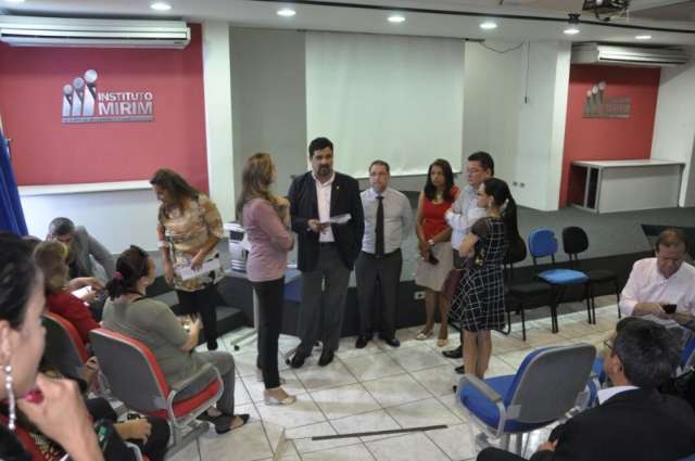 Prefeitura interv&eacute;m e p&otilde;e 60 s&oacute;cios para tirar aliados de Bernal do Mirim