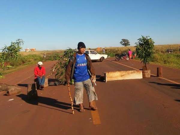 &Iacute;ndios mant&ecirc;m bloqueio em rodovia e exigem presen&ccedil;a da Agesul ou MPE