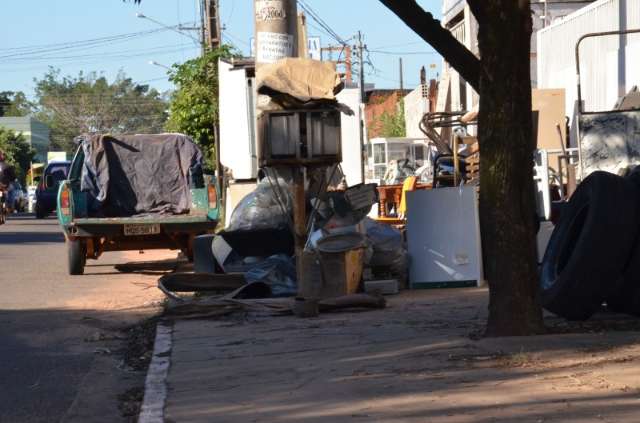 Descaso e abuso obstruem espa&ccedil;o de pedestres em cal&ccedil;adas na Capital