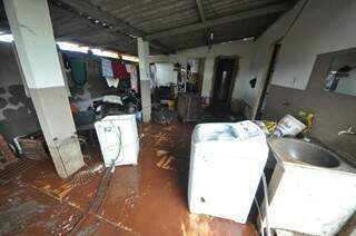 Moradora perdeu mobiliário e teve casa parcialmente destruída. (Foto:Marcelo Calazans)