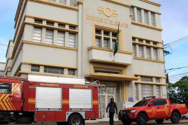 Funcion&aacute;ria fica presa em elevador dos Correios e resgate &eacute; acionado