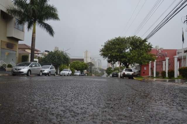 Chuva derruba &aacute;rvores e faz aeroporto operar por instrumento 