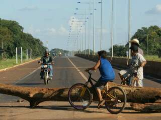 Índios colocaram tronco para impedir passagem de veículos. (Foto:  Hédio Fazan, do Dourados Agora)