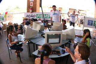 Crianças tiveram espaço para navegar na internet durante ação do Sesi. (foto: Divulgação)