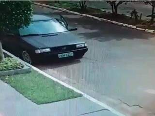 Rapaz empurra o veículo até um certo ponto e depois provavelmente faz uma ligação direta para fugir (Foto: reprodução/Facebook)