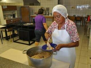 Merendeiras em cozinha de escola pública de Campo Grande (Foto: Marcelo Calazans/Arquivo)