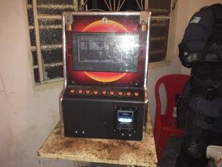 Uma das máquinas que foi apreendida em um bar no bairro Tiradentes. (Foto: divulgação)