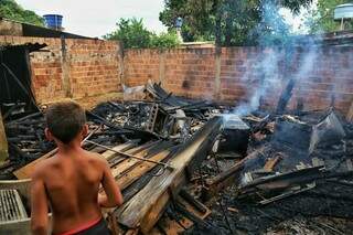 Casa destruída pelo fogo, em Campo Grande.(Foto: Fernando Antunes)