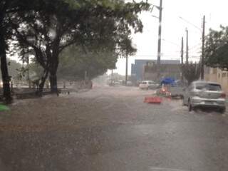 Tempo fecha e chuva forte e r&aacute;pida atinge pontos isolados da Capital