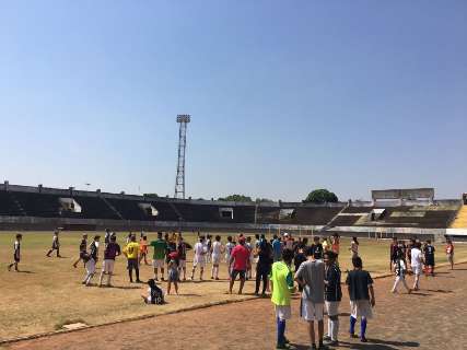 Crian&ccedil;as batem bola no gramado e ouvem hist&oacute;rias do Moren&atilde;o