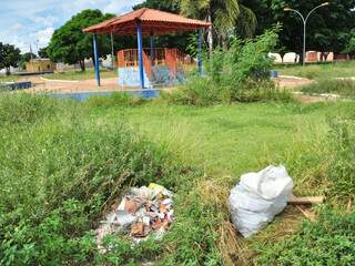 Conforme moradores, pessoas de outro bairros jogam restos de entulho, lixo e até animais mortos no local. 