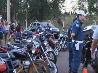 Motocicletas são os veículos mais apreendidos. Em uma manhã, operação superou 40 flagrantes (Foto: Alcides Neto)