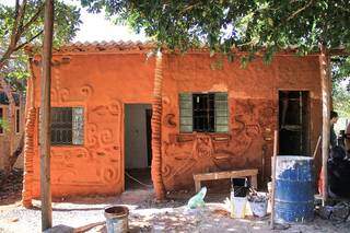Quartos de casais também feitos de tijolo adobe. (Foto: Marina Pacheco)