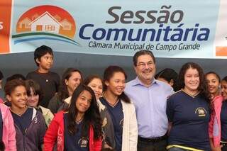 Vereador José Chadid (ao centro) posa para foto junto com os alunos presentes (Foto: Marcos Ermínio)