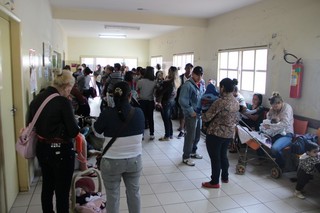 Muita procura e longa espera no Tiradentes para quem precisou de vacina. (Foto: Fernando Antunes)