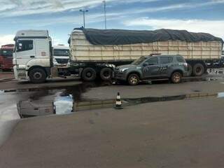Caminhão foi abandonado por motorista; carga foi levada para Receita Federal de Mundo Novo (Foto: Divulgação/DOF)